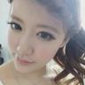 工人搭建舞台时为追星女儿拍下海报